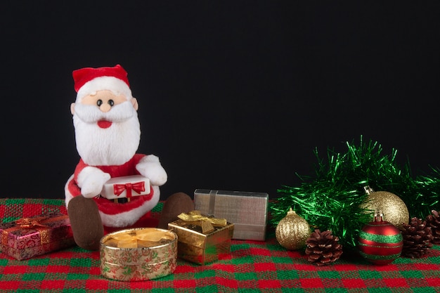 Kerstman decoratie op tafel op een zwarte achtergrond