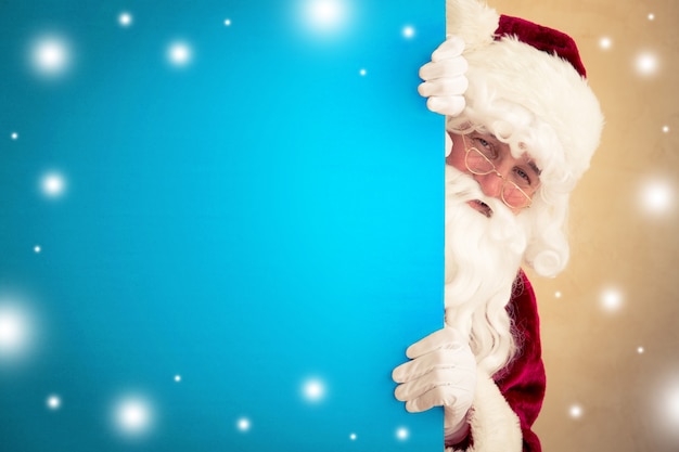 Kerstman die banner leeg houdt