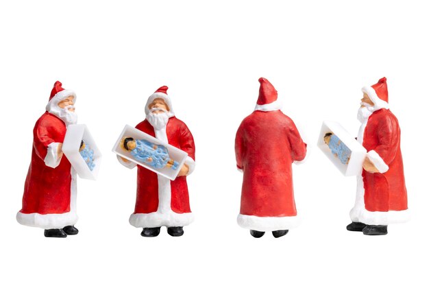 Foto kerstman die een geschenkdoos vasthoudt, geïsoleerd op witte achtergrond met knippad