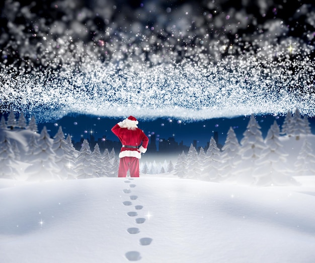 Foto kerstman die in de sneeuw loopt tegen heldere sterren van energie over het landschap