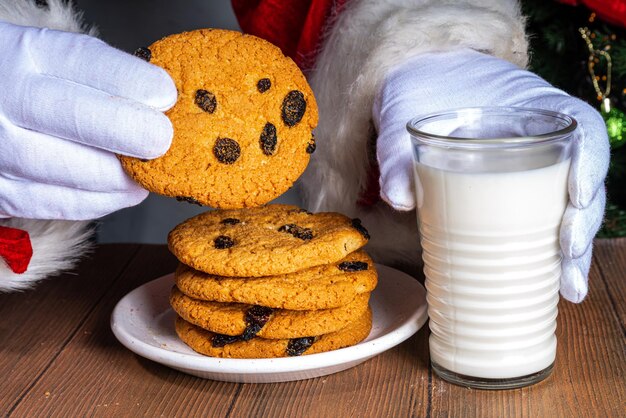 Kerstman die koekje en melk eet