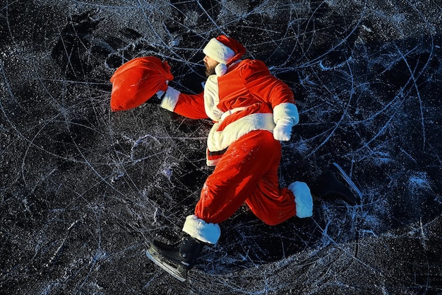 Kerstman haast zich om het nieuwe jaar te ontmoeten met geschenken en kerstboom Kerstman op schaatsen gaat naar Kerstmis