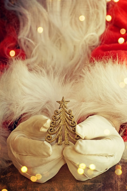 Foto kerstman hand met kerstboom