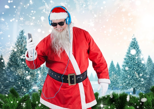 Kerstman in zonnebril luisteren muziek op mobiele telefoon
