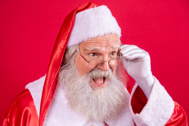 Kerstman kijken naar de camera. Kerst komt eraan. Vrolijk Kerstfeest. De kerstman kijkt toe