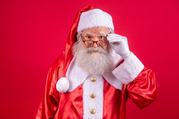 Kerstman kijken naar de camera. Kerst komt eraan. Vrolijk Kerstfeest. De kerstman kijkt toe