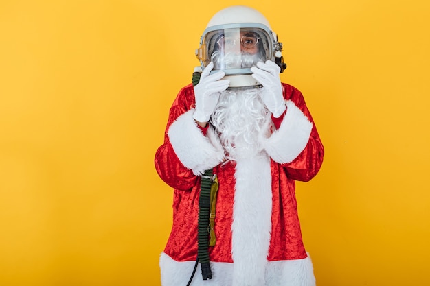 Kerstman met astronautenhelm op geel