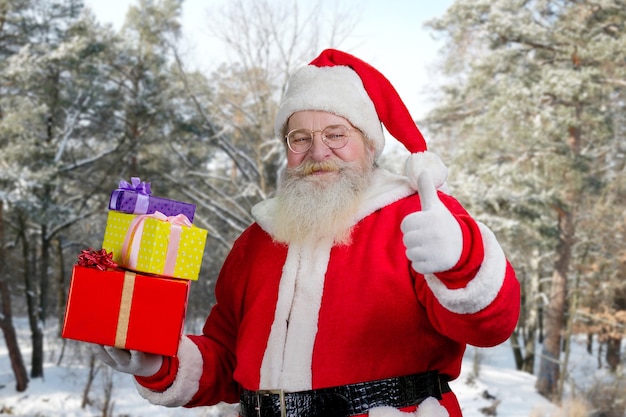 Kerstman met cadeautjes buitenshuis.