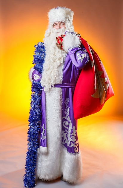 Foto kerstman met een zak met geschenken. hoge kwaliteit foto