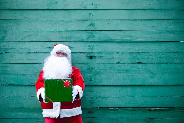 Kerstman met geschenkdoos op hout achtergrond Thailand mensen Verzonden geluk voor kinderen Vrolijk kerstfeest Welkom bij de winter