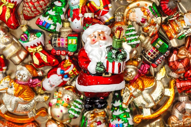 Kerstman met kerstboomversieringen snuisterijen speelgoed en ornamenten