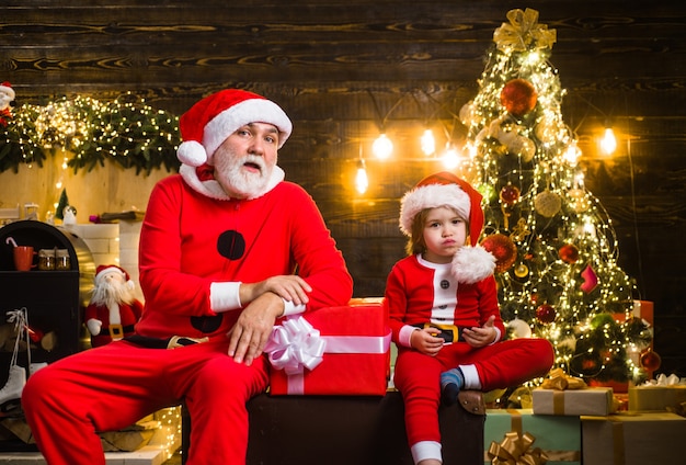 Kerstman met kleine helper kerstmis nieuwjaar vakantie winter presenteert kerst en nieuwjaar