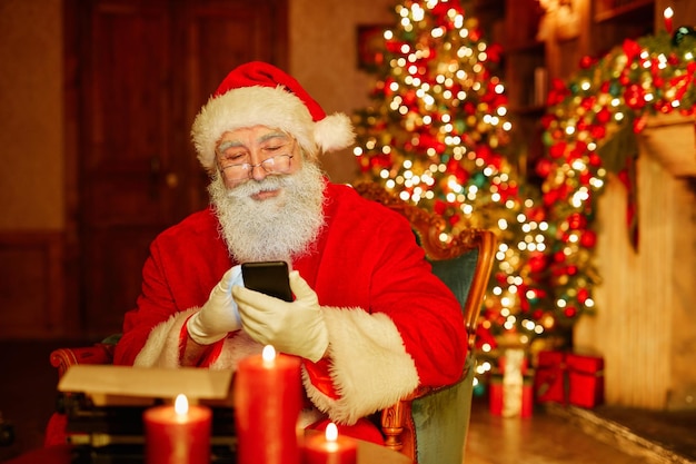 Kerstman met smartphone