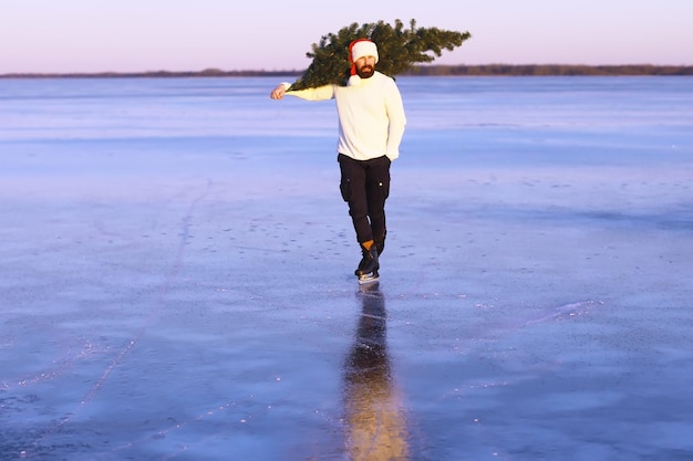 Kerstman op schaatsen gaat naar Kerstmis Kerstman haast zich om het nieuwe jaar te ontmoeten met cadeaus en kerstboom