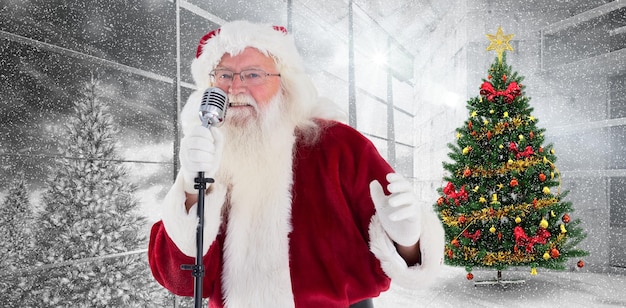 Kerstman zingt kerstliedjes tegen huis met kerstboom