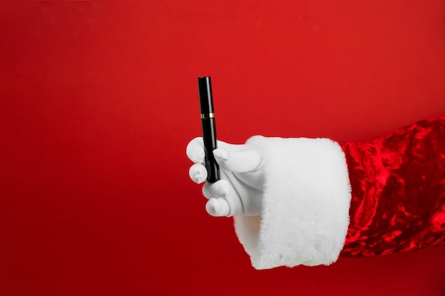 Kerstmanhand met mascara voor ogen.