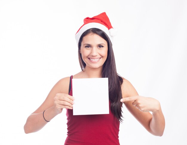 Kerstmanvrouw die lege kaart of nota tonen