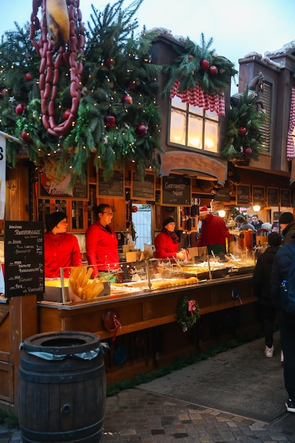 Kerstmarkt in Dresden, Duitsland 21 december 2022