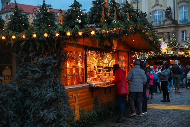 Kerstmarkt in Dresden, Duitsland 21 december 2022