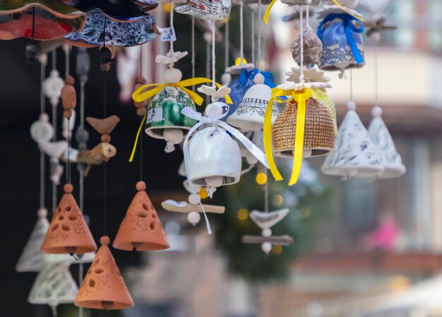 Kerstmarkt in Riga Letland Kerstklokken met de hand gemaakt keramische decoraties