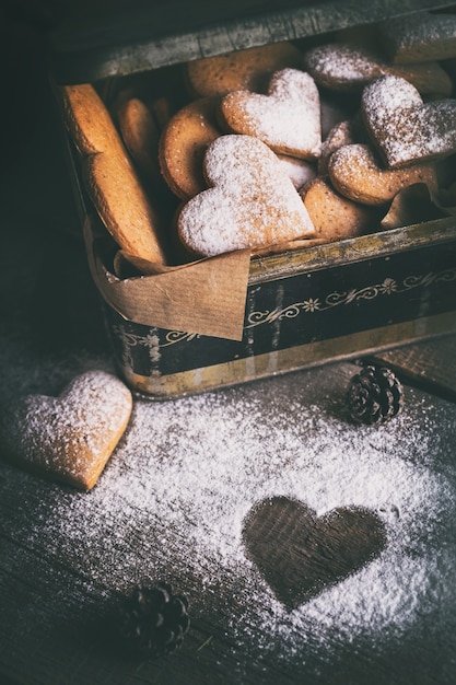 Kerstmis achtergrond. zelfgemaakte taarten voor Valentijnsdag - gemberkoekjes in de vorm van harten in de oude doos