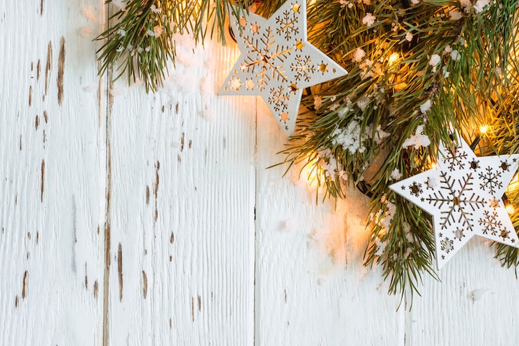 Foto kerstmis besneeuwde achtergrond. spar takken met brandende slinger.