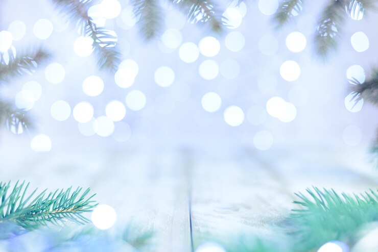 Foto kerstmis bokeh achtergrond met spartakken en een lege lichte houten lijst.