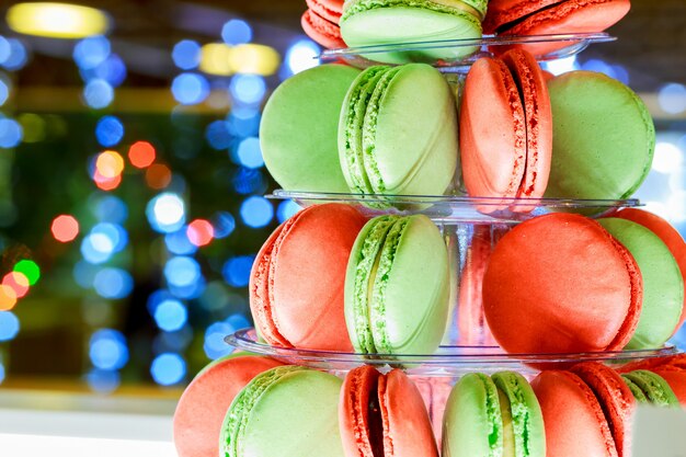 Kerstmis bokeh ligh kleurrijke macarons toren