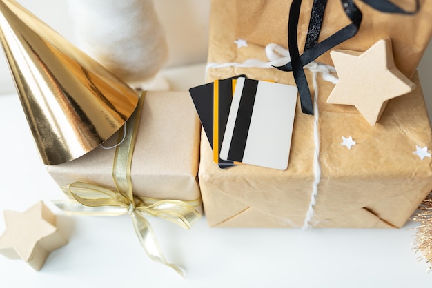 Kerstmis, cadeaus, online winkelconcept, gemakkelijk thuis betalen met creditcard.