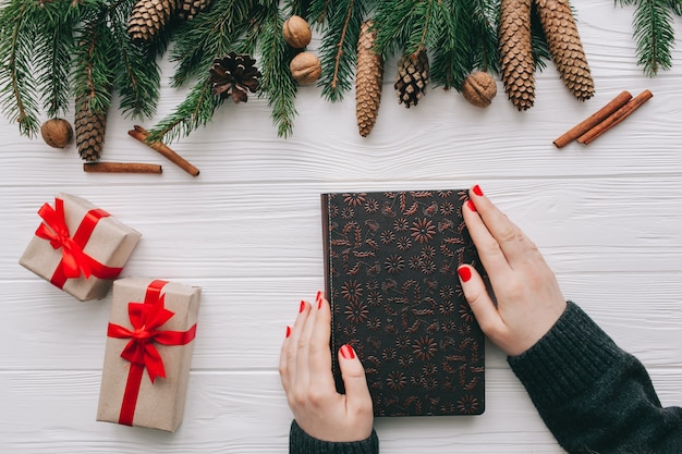 Kerstmis concept, wooman bedrijf notebook