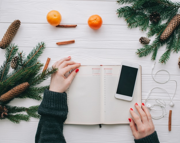 Kerstmis concept, wooman bedrijf notebook