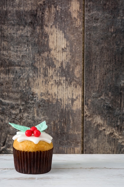 Kerstmis cupcake op witte houten tafel tafel