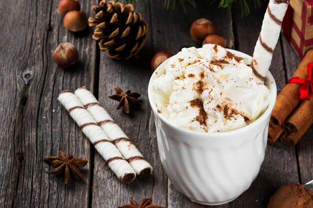 Kerstmis drinkt warme chocolademelk met room op hout, kopie ruimte