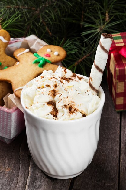 Kerstmis drinkt warme chocolademelk met room op hout