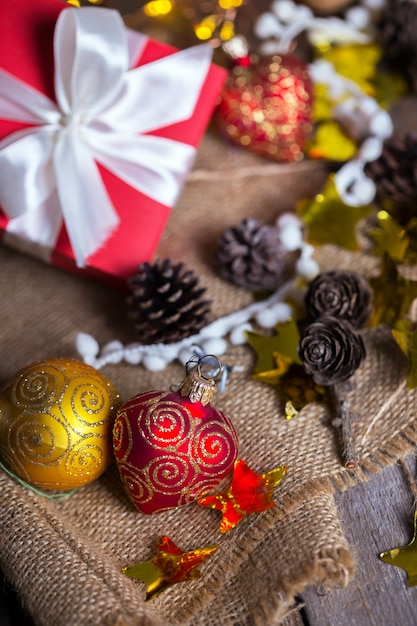 Kerstmis - een groep geschenken op de achtergrond van slingers