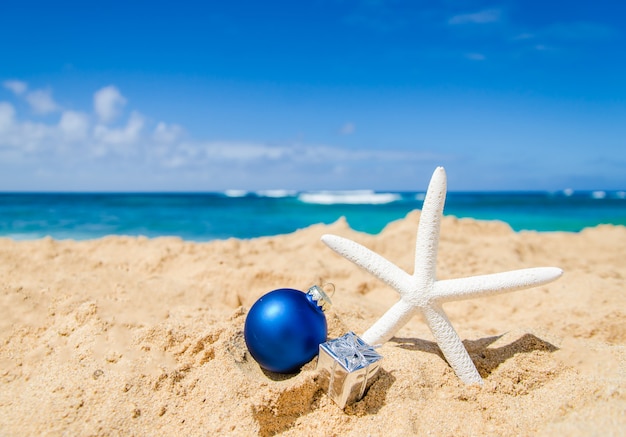 Kerstmis en gelukkig nieuwjaar decoratie op het tropische strand