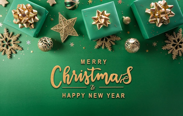 Kerstmis en Nieuwjaar achtergrond concept. Bovenaanzicht van de doos van de gift van Kerstmis, kerst bal en sneeuwvlok op groene achtergrond.