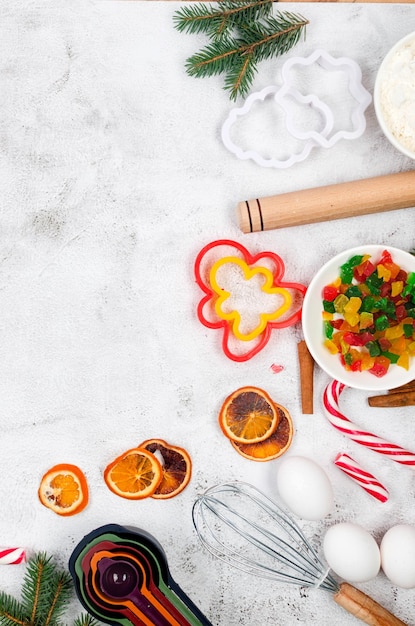 Kerstmis en Nieuwjaar achtergrond met bakken ingrediënten voor peperkoek of fruitcake