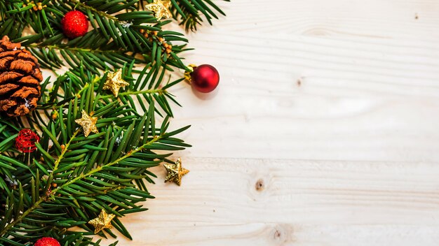Kerstmis en Nieuwjaar achtergrond met dennen takken glitter kerst goud ster met boom