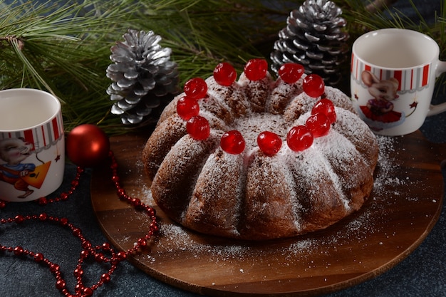 Kerstmis en Nieuwjaar concept Heerlijke citroentaart met rode zoete kersen en suikerpoeder