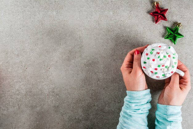 Kerstmis en Nieuwjaar concept. Meisje, drinken koffie of warme chocolademelk