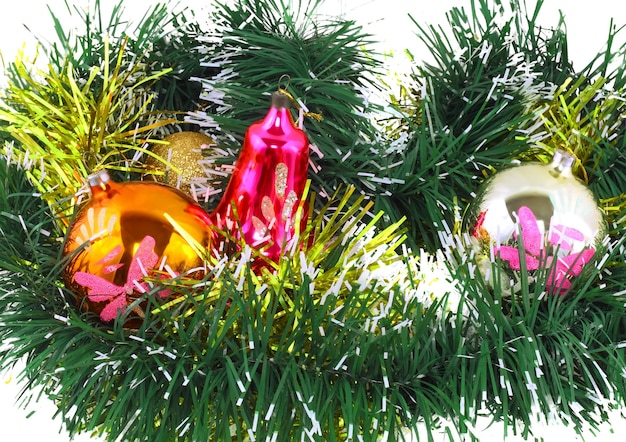 Kerstmis en Nieuwjaar decoratie-glazen bollen, groen klatergoud. Detailopname. Op een witte achtergrond, geïsoleerd.