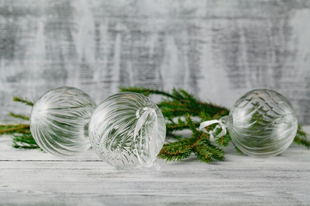 Kerstmis en nieuwjaar decoratie over witte houten oppervlak. mooie kerstboomclose-up verfraaide ballen. ruimte voor uw tekst