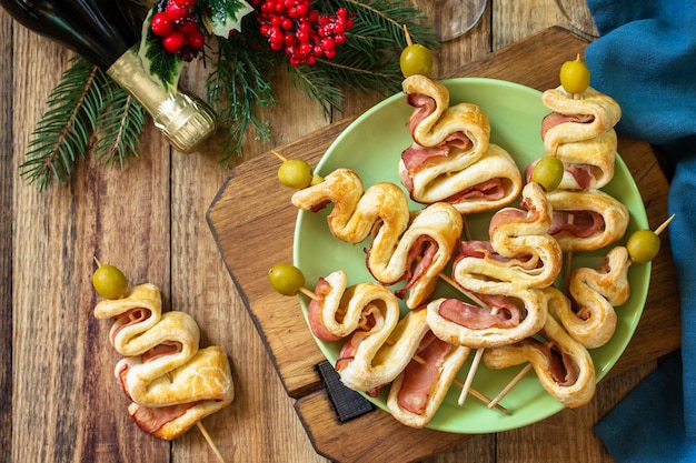 Kerstmis en Nieuwjaar eten Vakantiesnack bladerdeeg Kerstboom Bovenaanzicht