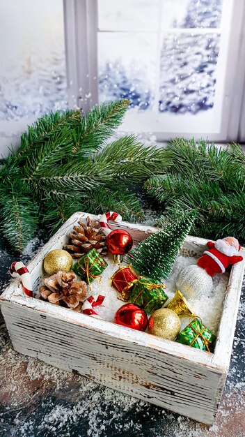 Kerstmis en Nieuwjaar Feestelijke achtergrond met dennentakken Kerstboom Kerstspeelgoed