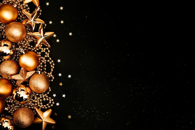 Foto kerstmis en nieuwjaar frame met kopie ruimte. gouden ballen en sterren op zwarte achtergrond.