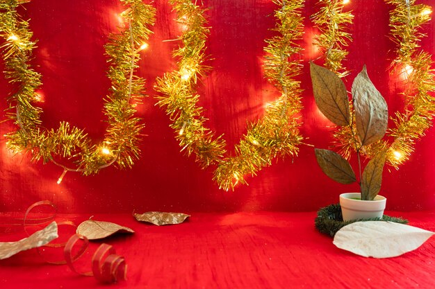 Kerstmis en Nieuwjaar minimalistisch concept. Minimalistische Kerstmis en Nieuwjaar achtergrond. Samenstelling met product
