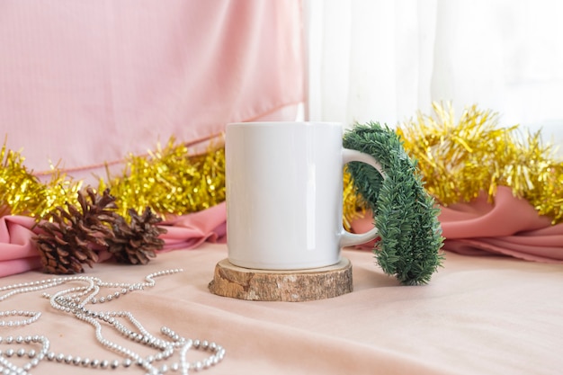 Kerstmis en nieuwjaar minimalistisch concept. samenstelling met product mok. mok op hout met kerst- en nieuwjaarsversieringen