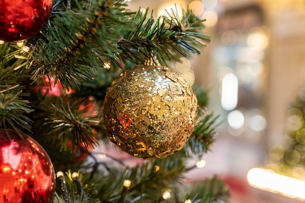 Kerstmis en Nieuwjaar vakantie achtergrond kerstboom versierd met gouden ballen viering co...