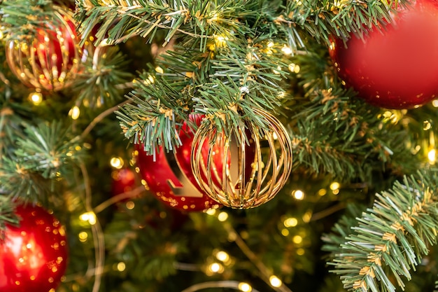 Kerstmis en Nieuwjaar vakantie achtergrond kerstboom versierd met gouden en rode ballen celebr...